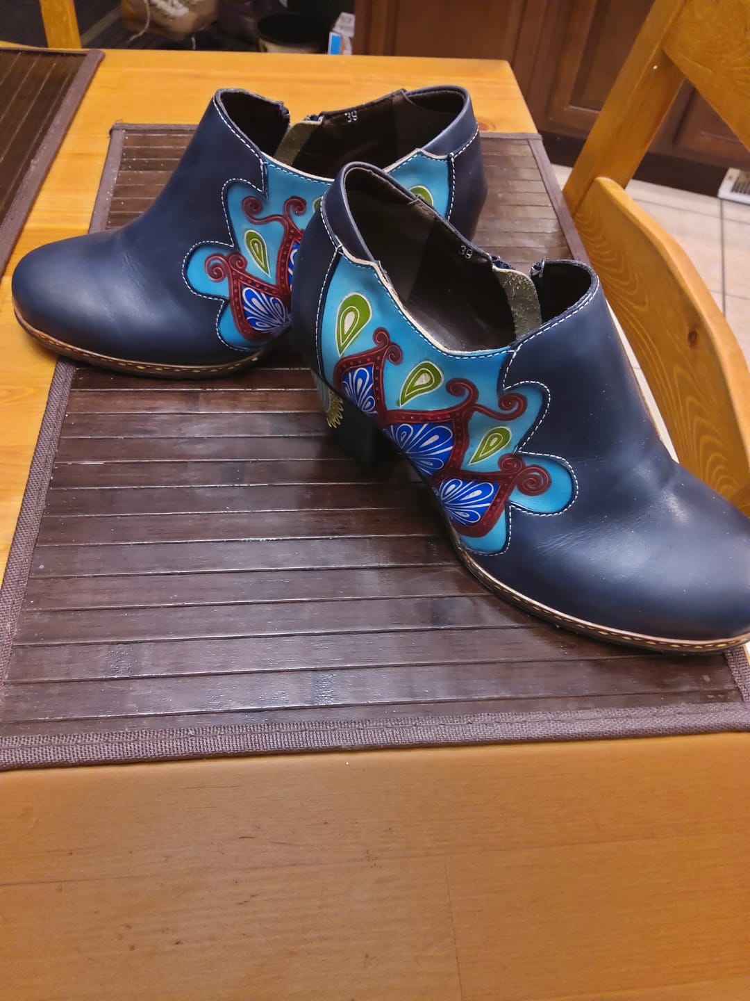 Customer photo review of Retro Pattern Leather Zipper Pumps