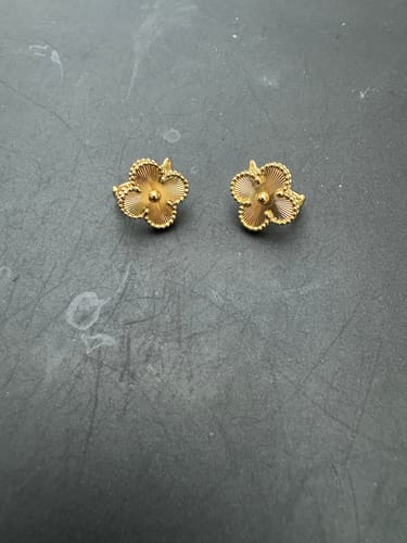 Customer photo review of VINTAGE CLOVER EARRINGS GOLD