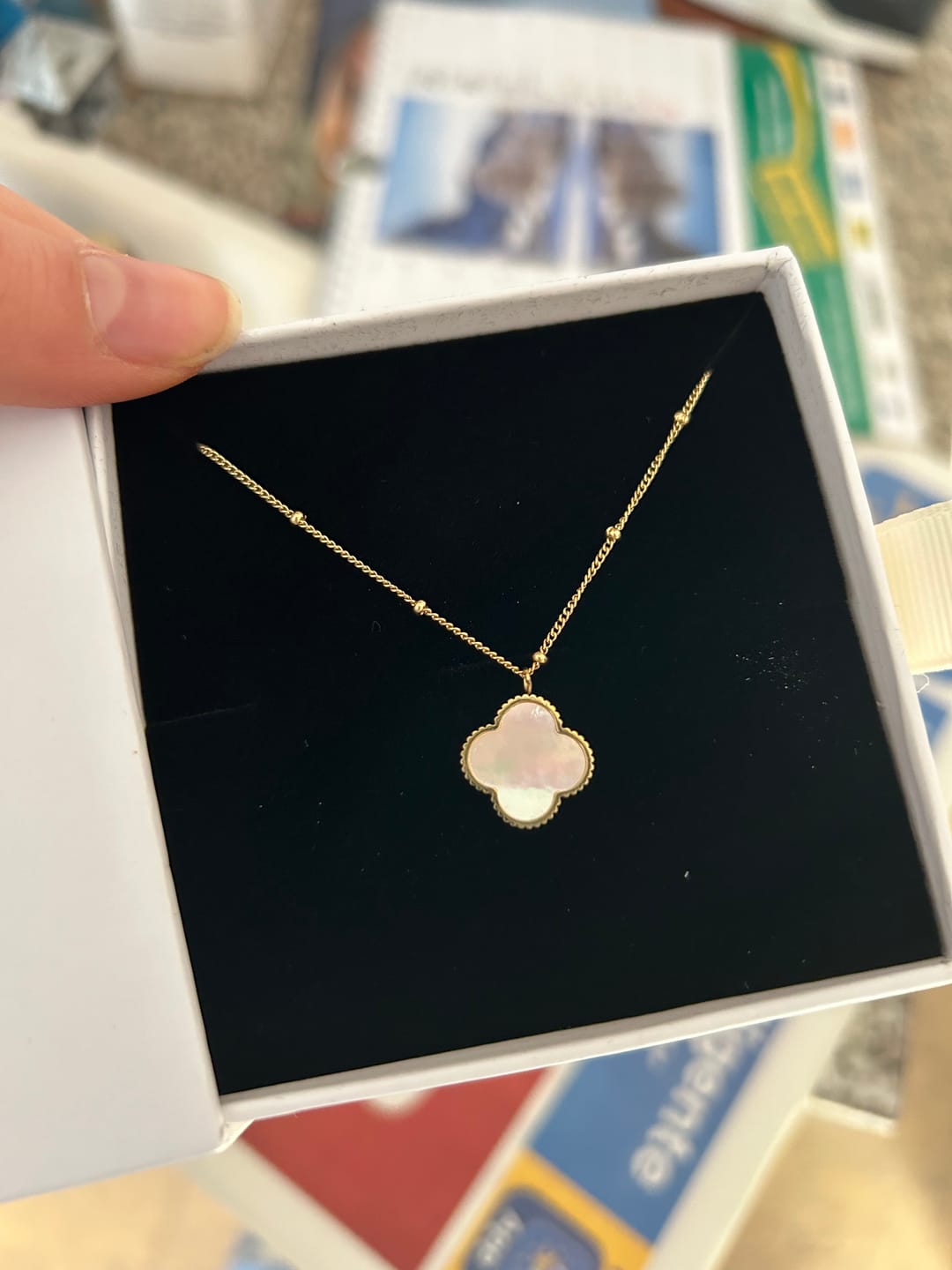 Customer photo review of Perlmutt Lucky Leaf Kette 14K Vergoldet