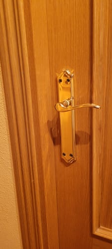 Customer photo review of Manilla modelo LOREA PB con placa dorada brillante de aluminio para puertas