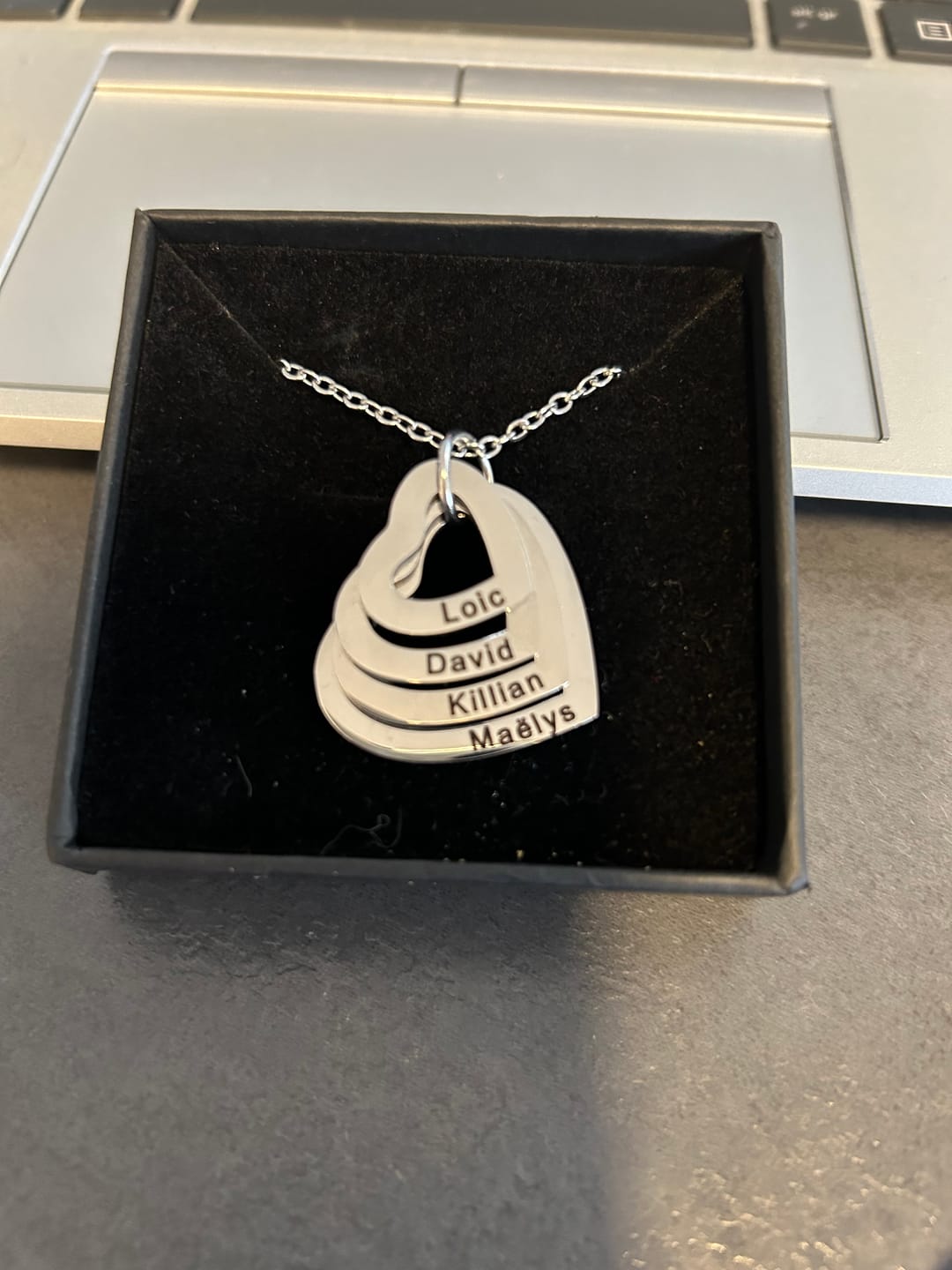 Customer photo review of Collier avec cœurs personnalisés