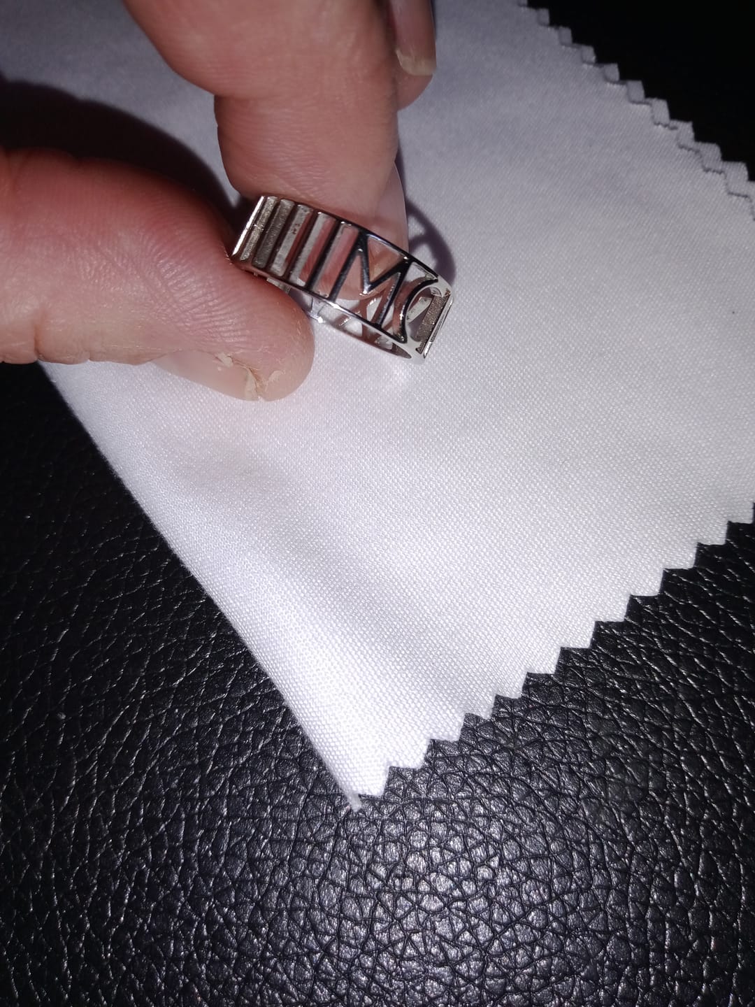 Customer photo review of Bague Personnalisée avec Chiffres Romains