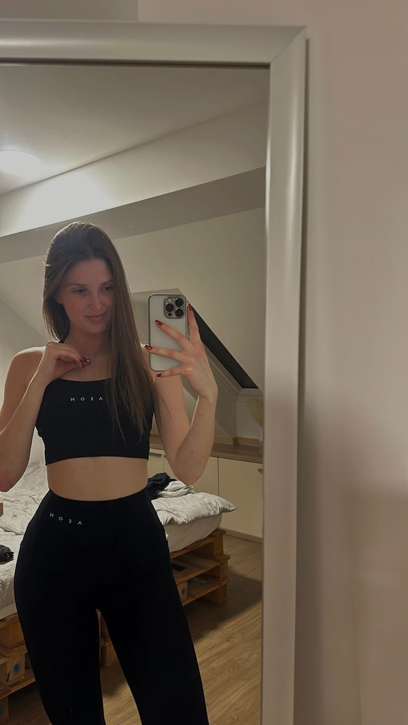 Customer photo review of SECOND SKIN POCKET LEGGINGS