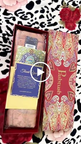 Customer video review of Pashtush Mens Design Jamawar Stole, Soft And Warm, Peach
