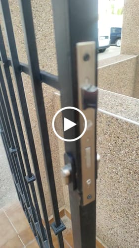 Customer video review of Escudo de seguridad negro de 70x25mm placa ovalada para puertas metálicas