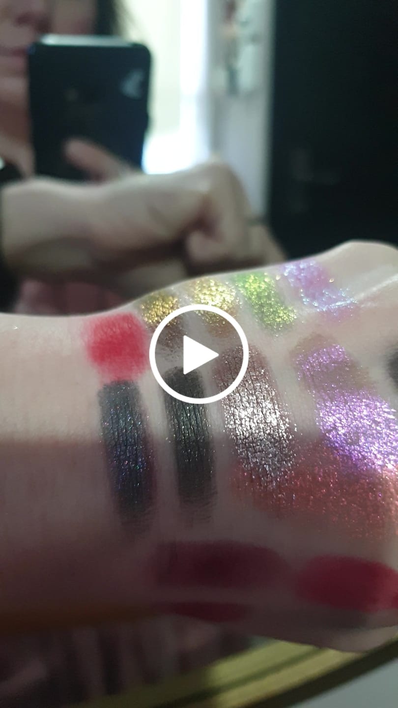 Customer video review of Skullz & Roses Metallic Multichrome Eyeshadow Palette