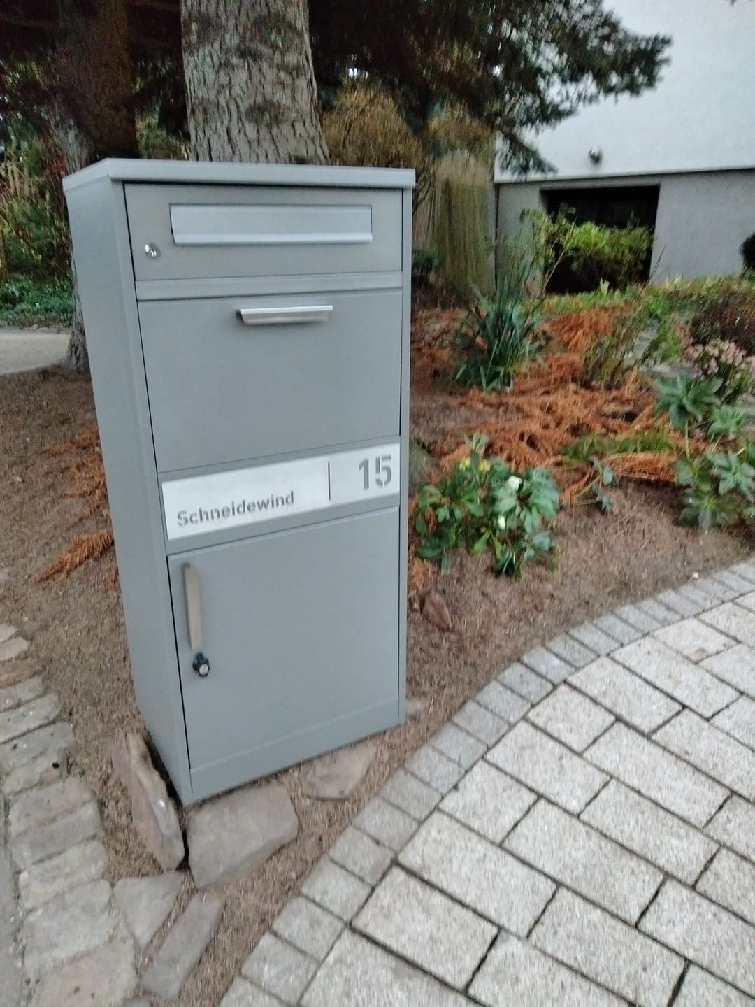 Customer photo review of AlbersDesign Stand-Paketbox PB1 Graualuminium (RAL9007) personalisiert mit Edelstahl-Schild