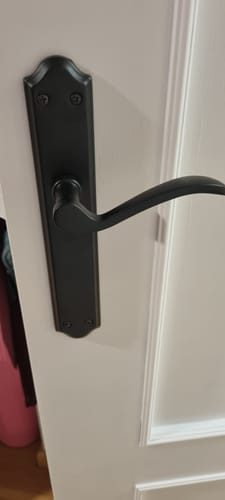Customer photo review of Manilla modelo '1101' de aluminio con placa en acabado forja negro para puertas