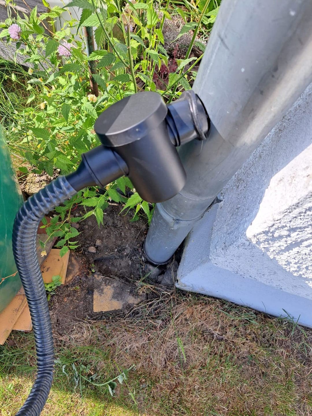 Customer photo review of YourCasa® Regensammler zum Verbinden von Fallrohr und Regentonne inklusive Filter und Bohrer. Regenrinnen Ablauf Verbinder. Regenwassersammler Fallrohr - Füllautomat für Regenwassertonne