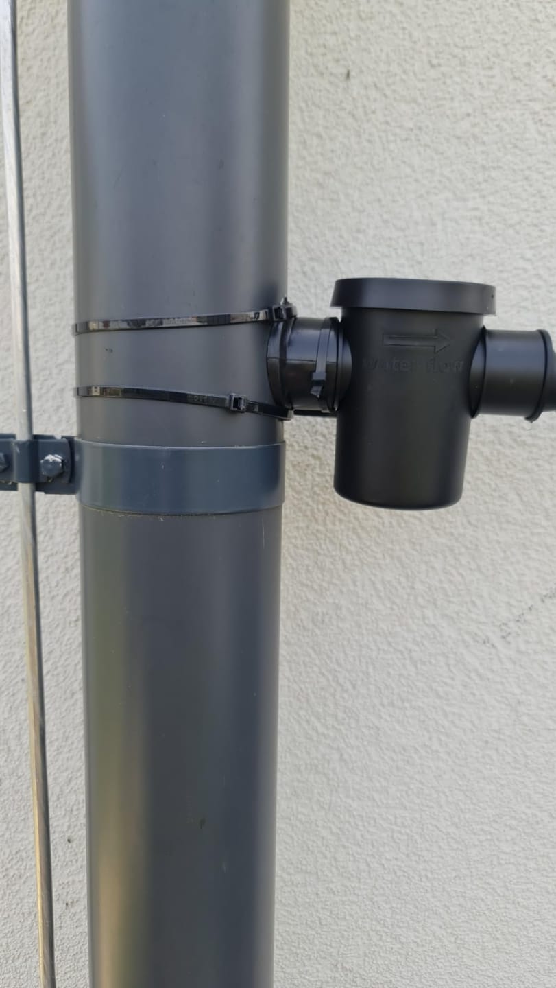 Customer photo review of YourCasa® Regensammler zum Verbinden von Fallrohr und Regentonne inklusive Filter und Bohrer. Regenrinnen Ablauf Verbinder. Regenwassersammler Fallrohr - Füllautomat für Regenwassertonne