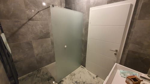 Customer photo review of SONNI Walk In Dusche Duschabtrennung Duschwand Nano Vollsatiniert ESG-Glas Glasstärke 8/10mm Breite 70-140cm
