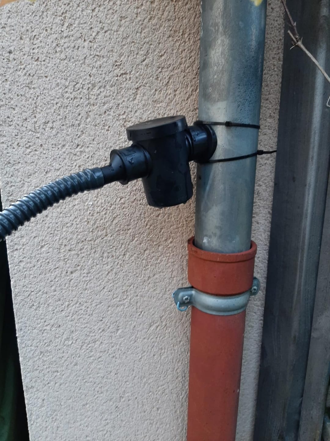 Customer photo review of YourCasa® Regensammler zum Verbinden von Fallrohr und Regentonne inklusive Filter und Bohrer. Regenrinnen Ablauf Verbinder. Regenwassersammler Fallrohr - Füllautomat für Regenwassertonne