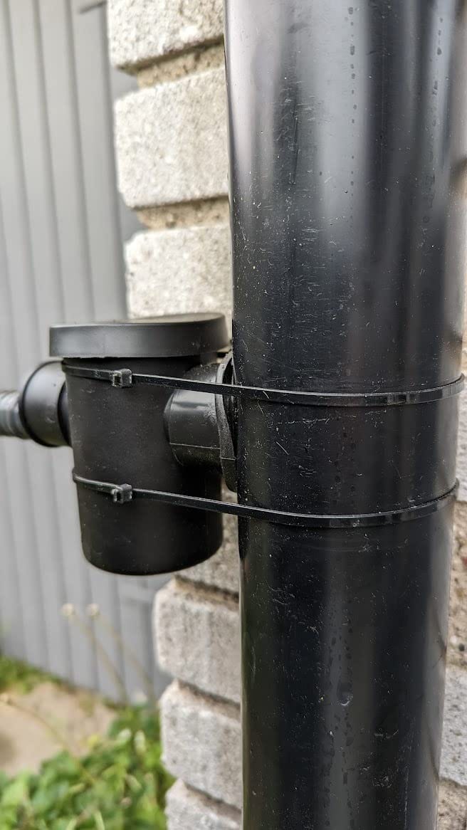 Customer photo review of YourCasa® Regensammler zum Verbinden von Fallrohr und Regentonne inklusive Filter und Bohrer. Regenrinnen Ablauf Verbinder. Regenwassersammler Fallrohr - Füllautomat für Regenwassertonne