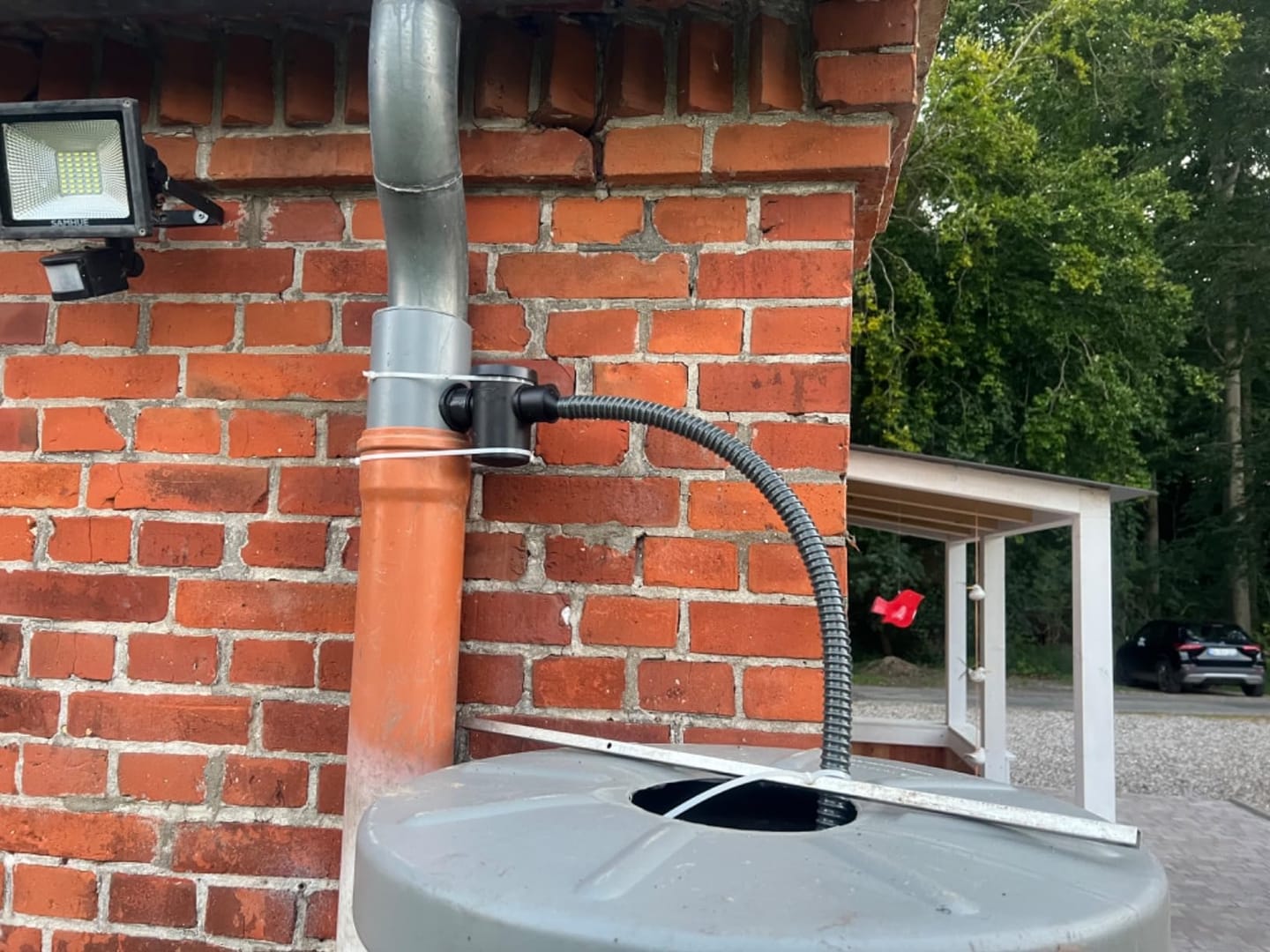 Customer photo review of YourCasa® Regensammler zum Verbinden von Fallrohr und Regentonne inklusive Filter und Bohrer. Regenrinnen Ablauf Verbinder. Regenwassersammler Fallrohr - Füllautomat für Regenwassertonne
