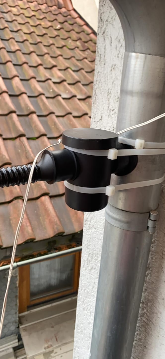 Customer photo review of YourCasa® Regensammler zum Verbinden von Fallrohr und Regentonne inklusive Filter und Bohrer. Regenrinnen Ablauf Verbinder. Regenwassersammler Fallrohr - Füllautomat für Regenwassertonne