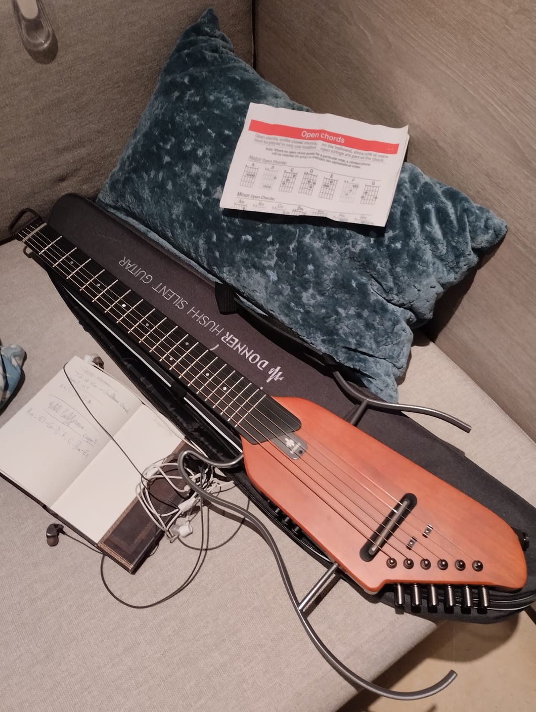 Customer photo review of Donner HUSH-I Guitare