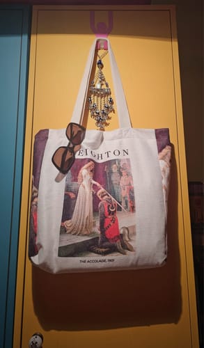 Customer photo review of Accolade by Edmund Blair Leighton Omuz Çantası