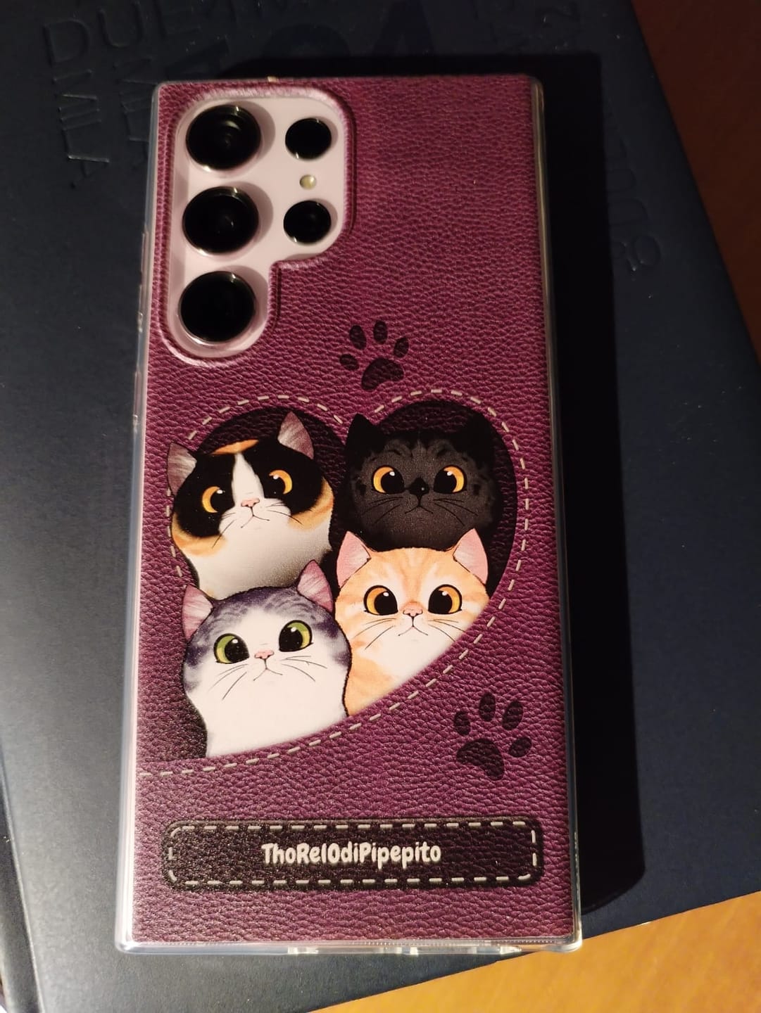Customer photo review of Gatto con cuore aspetto similpelle - Custodia per il telefono personalizzata