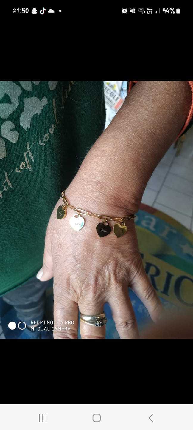 Customer photo review of Bracelet Personnalisé à Cœurs Multiples