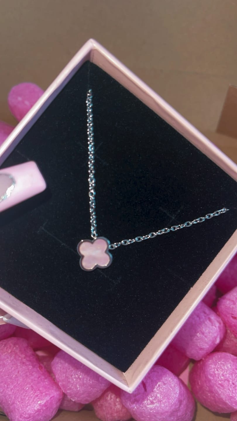 Customer photo review of Rosa Perlmutt Clover Kette | 18K vergoldet