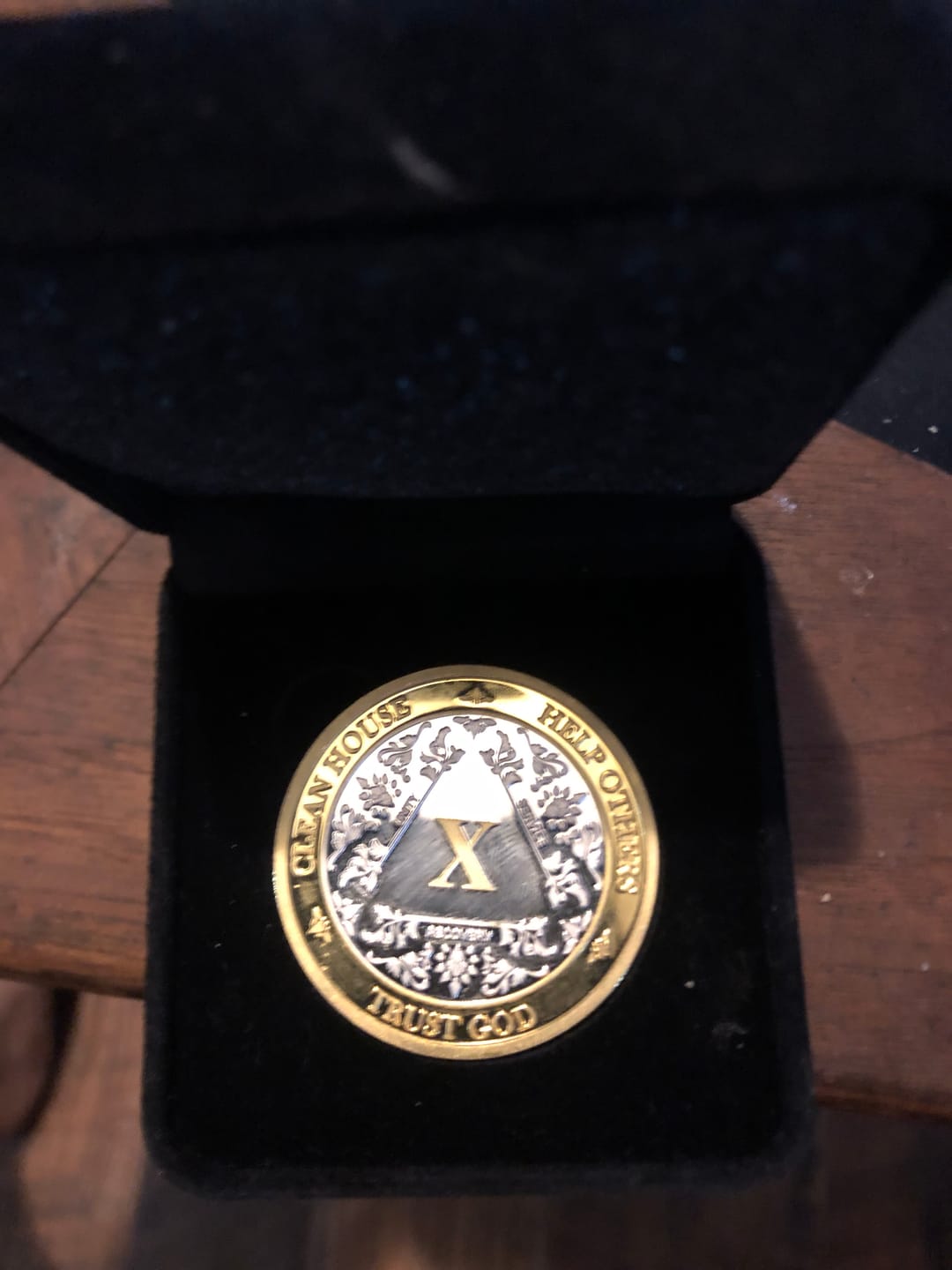 Customer photo review of 40mm AA Medallion Velvet Box - Specialty Chip/Coin/Token Holder