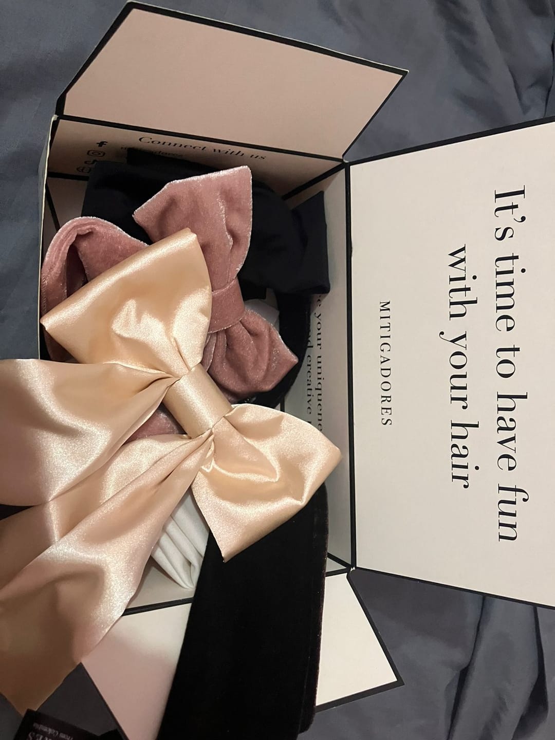 Customer photo review of MOÑO - MINI LARGE VELVET BOWS