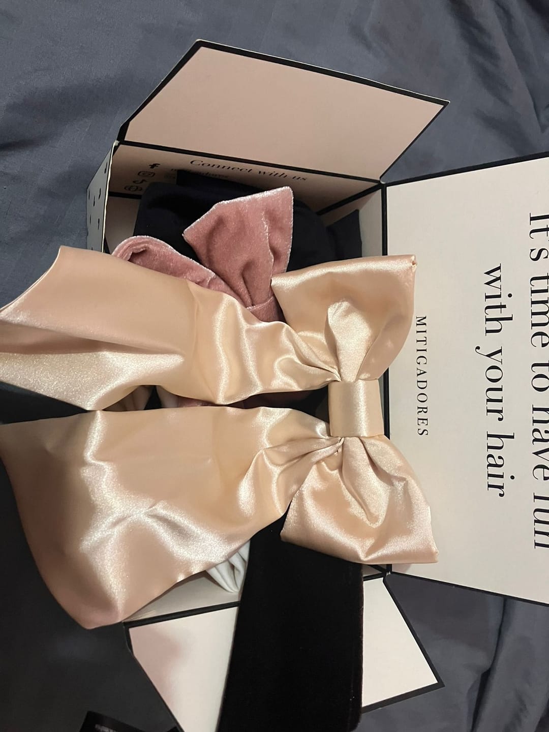 Customer photo review of Moño - EXTRA Large Bow