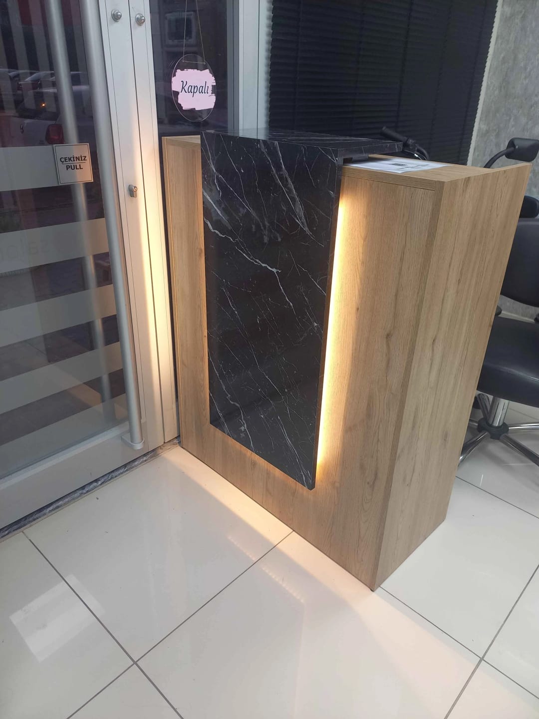 Customer photo review of Rani MA101 Karşılama Bankosu Led Işıklı Çekmeceli Banko Sepet Ceviz - Mermer Desen