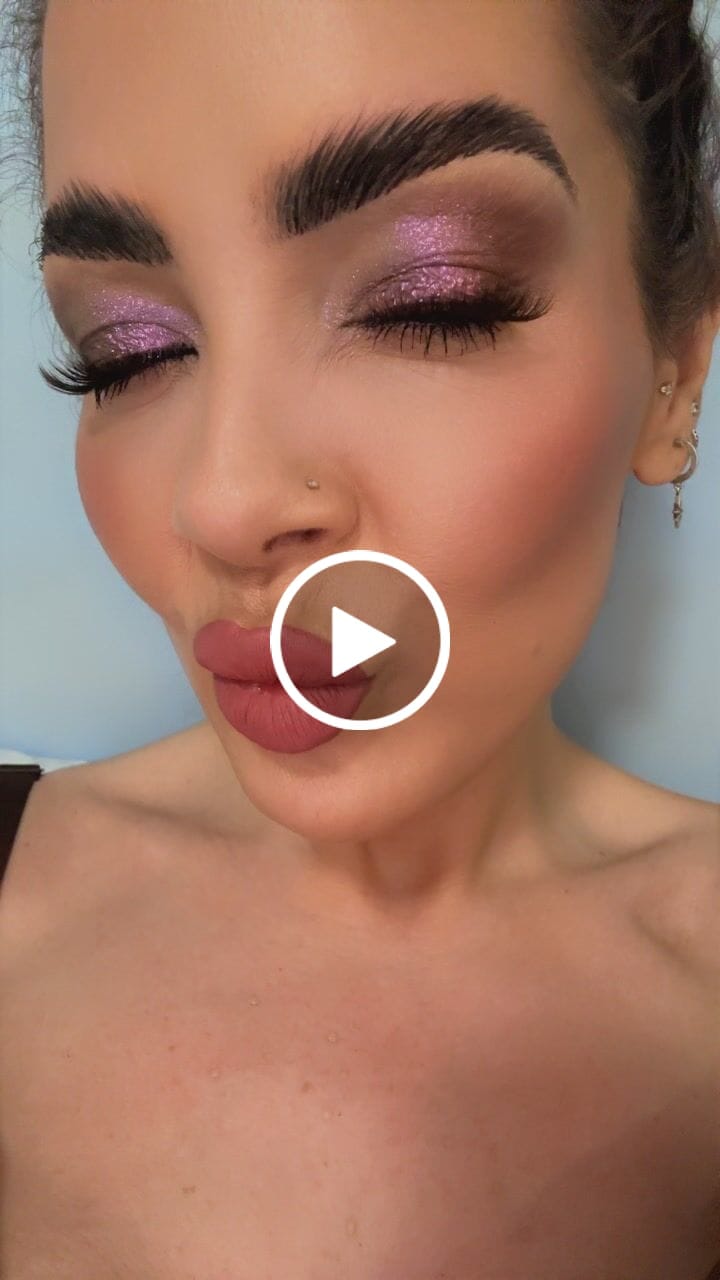 Customer video review of Skullz & Roses Metallic Multichrome Eyeshadow Palette