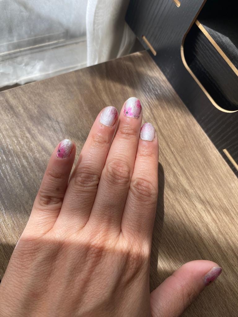 Customer photo review of Essence Esmalte Gel  Gloss 'N Roll