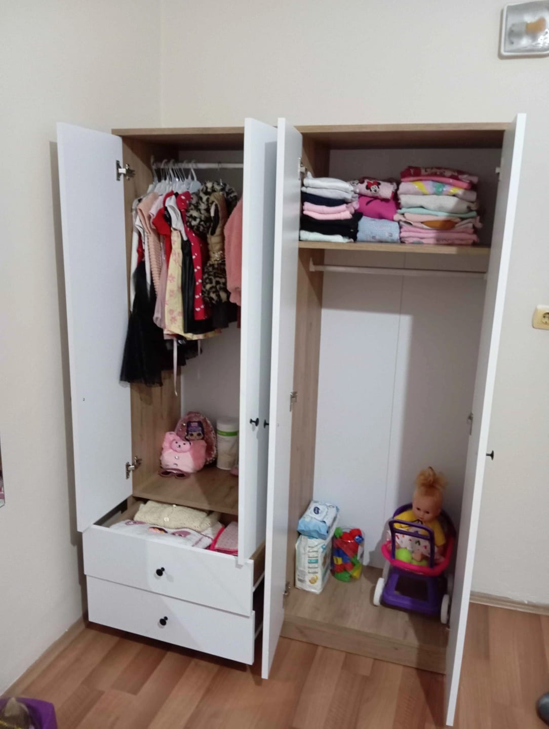 Customer photo review of Rani BA108 Geniş Gardırop Elbise Dolabı 4 Kapaklı 2 Çekmeceli 1 Raflı 2 Askılı Sepet Ceviz - Beyaz