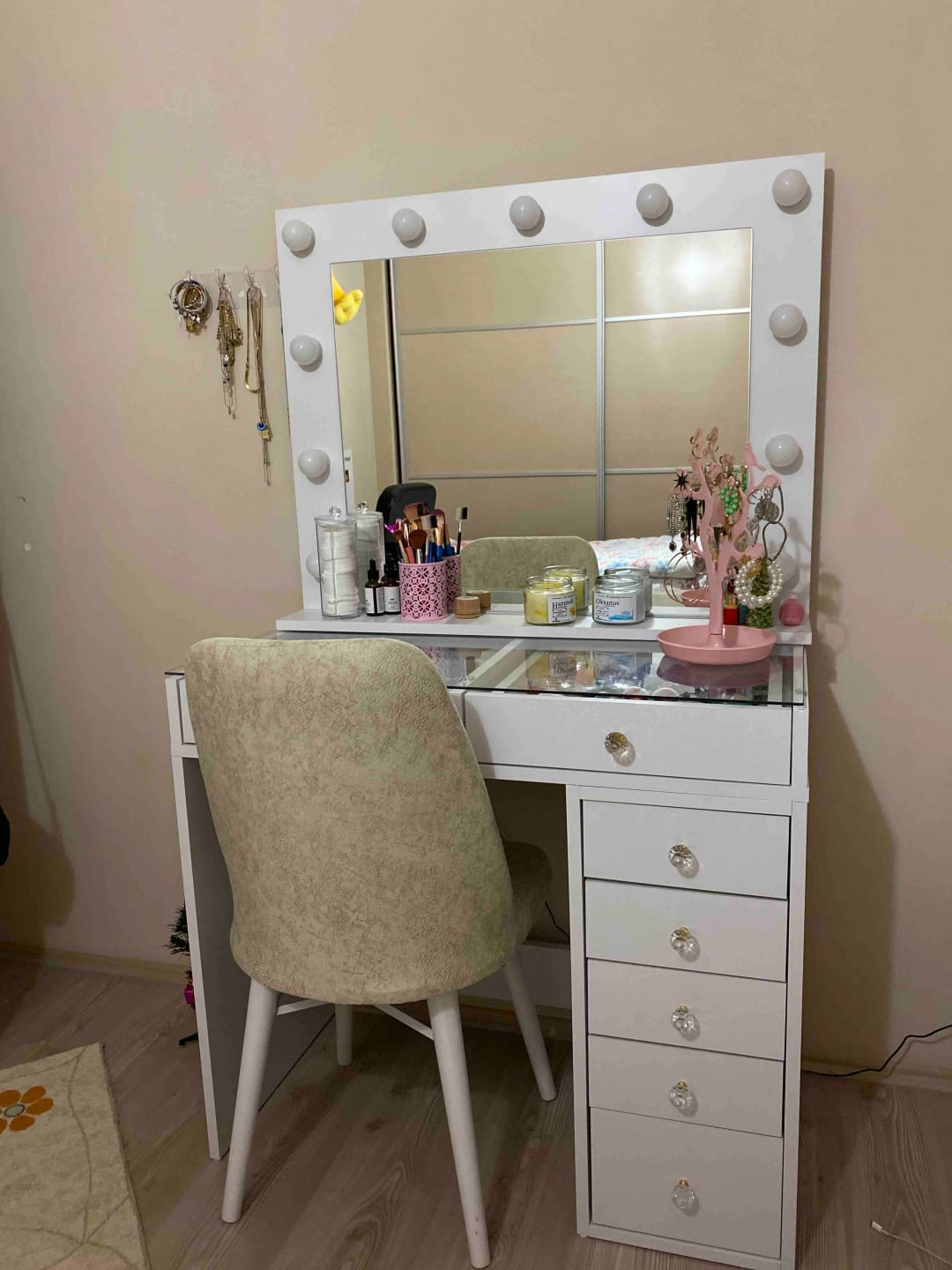 Customer photo review of Rani BJ117 Hollywood Işıklı Aynalı Kulis Makyaj Masası Cam Tablalı 7 Çekmeceli Takı Düzenleyici Beyaz