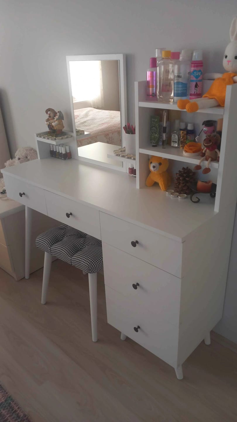 Customer photo review of Rani BJ101 Makyaj Tuvalet Masası 5 Çekmeceli Raflı Aynalı Takı Düzenleyici Puf Takım Beyaz