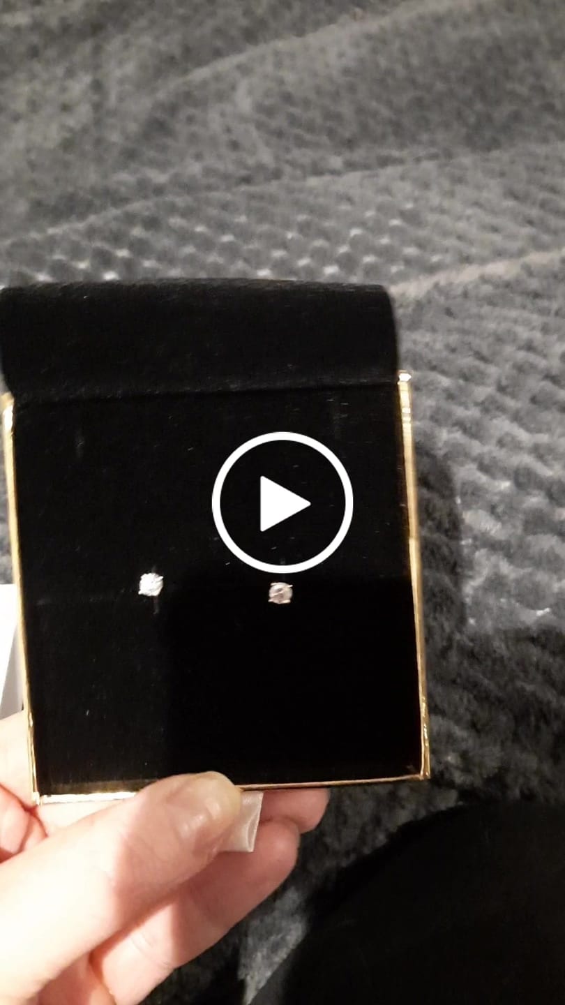 Customer video review of R Initial Pendant Necklace + FREE Studs