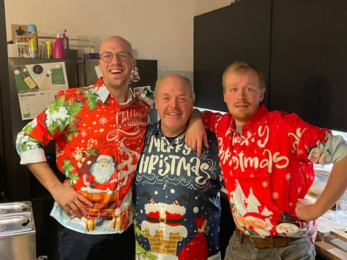 Customer photo review of Hommes drôles Père Noël Joyeux Noël Cadeaux de cheminée de Noël Bouton de jour de Noël Up Chemise à manches longues