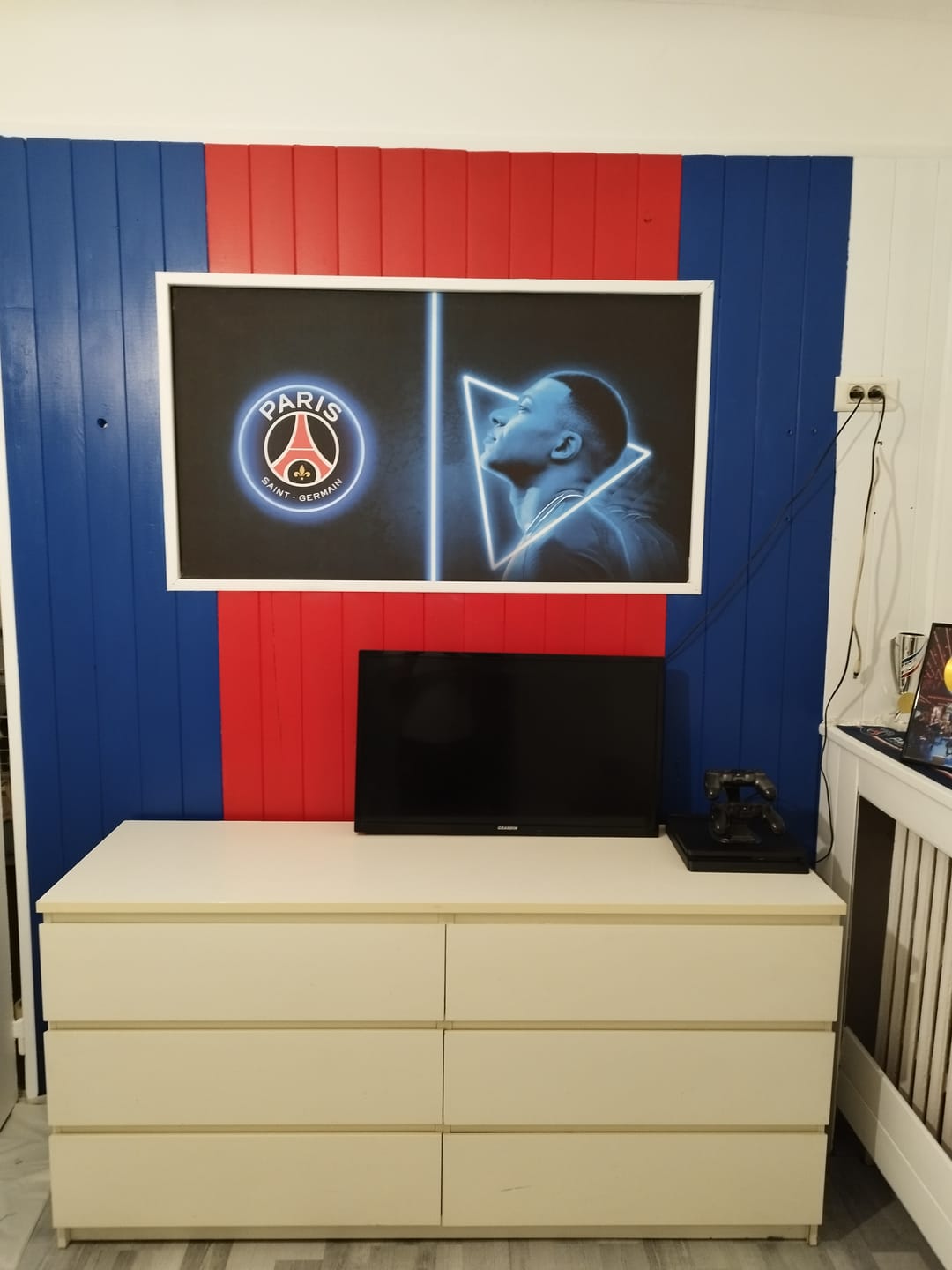 Customer photo review of Papier peint Paris st Germain - MBAPPE effet neon