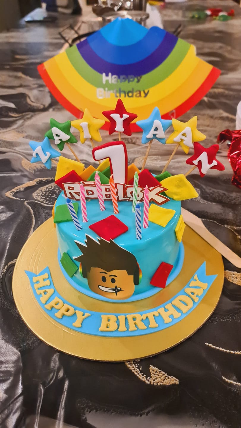 Customer photo review of Roblox Blocks Cake