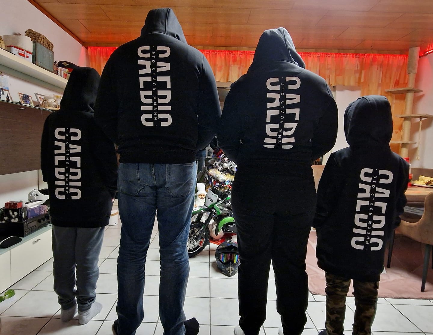 Customer photo review of Это стиль жизни - Herren Zip Hoodie mit Reißverschluss schwarz by SAEBIS®