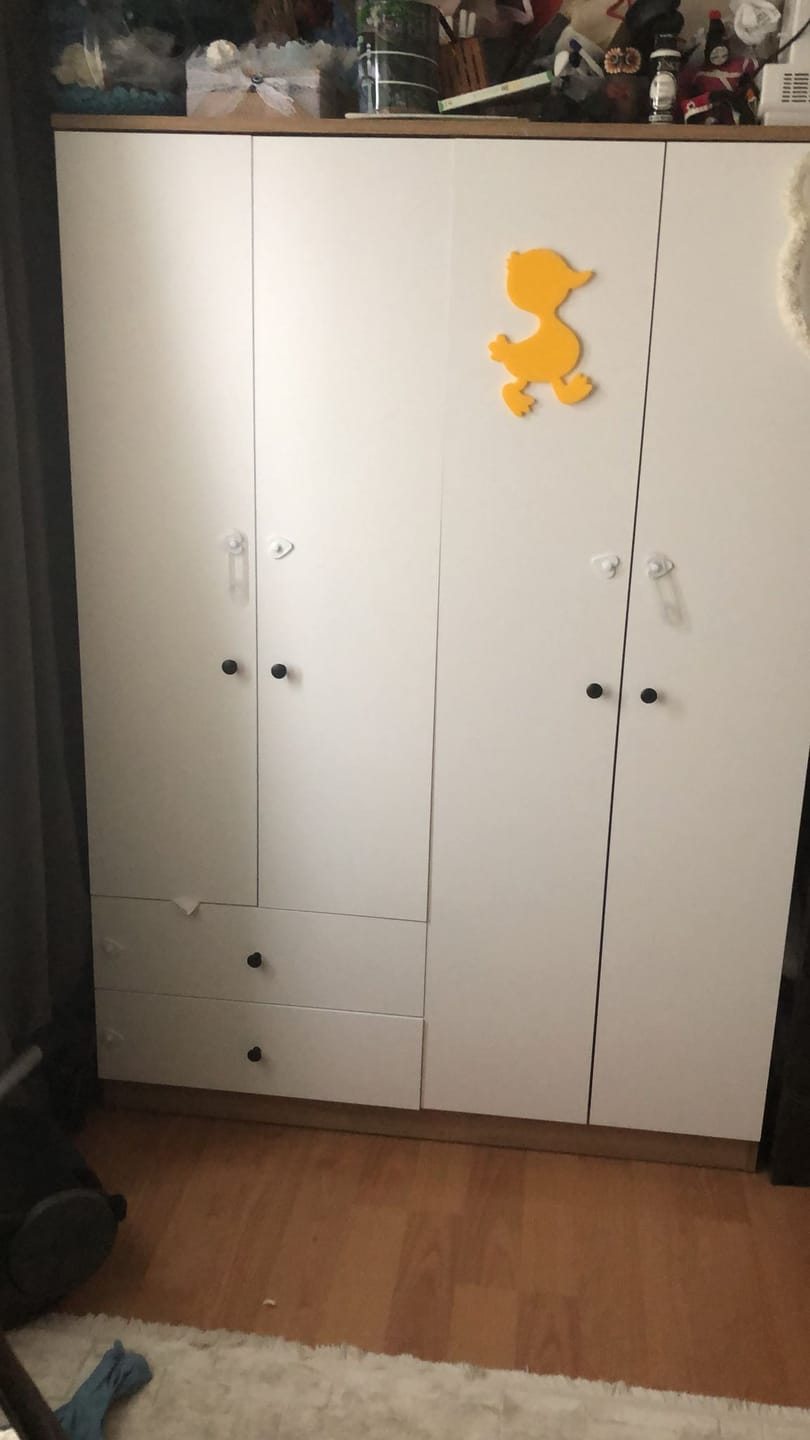 Customer photo review of Rani BA108 Geniş Gardırop Elbise Dolabı 4 Kapaklı 2 Çekmeceli 1 Raflı 2 Askılı Sepet Ceviz - Beyaz