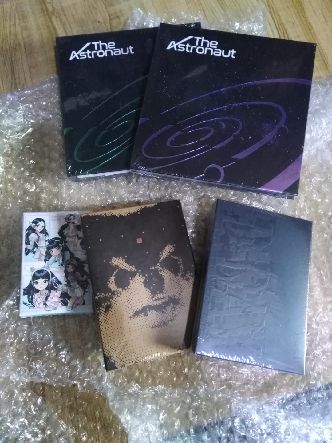 Customer photo review of BTS V - LAYOVER 1ST SOLO ALBUM WEVERSE VER. NO P.O.B VER.