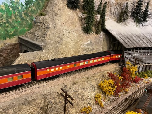Customer photo review of Walthers Mainline 910-30165 85' Budd Diner - Ready to Run -- Southern Pacific(TM) (Daylight), HO