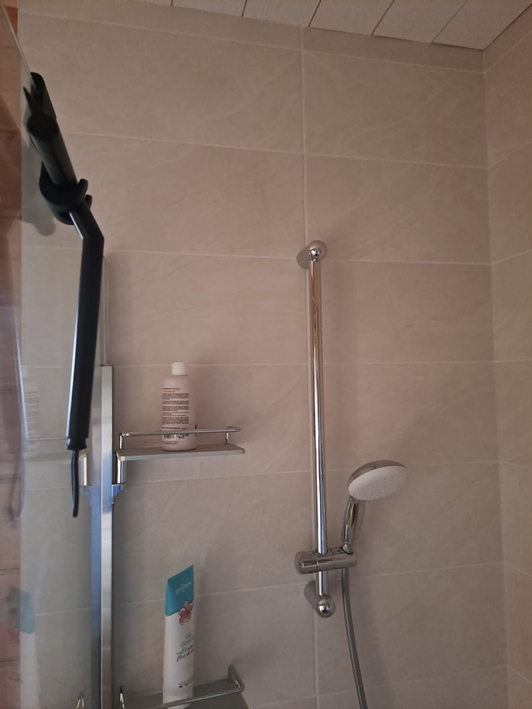 Customer photo review of Raclette pour Nettoyage Salle de Bain, Douche, Miroir et Carrelage