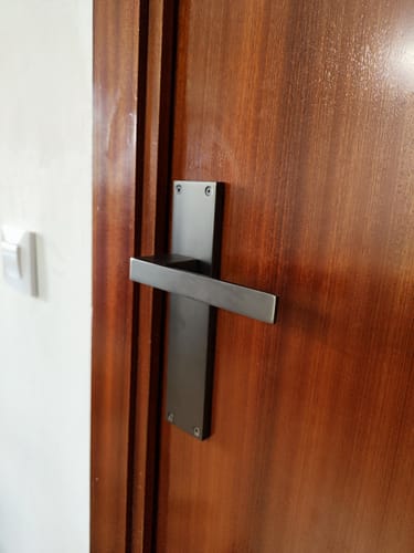 Customer photo review of Manilla modelo '220' de zamak con placa rectangular acabado grafito para puertas