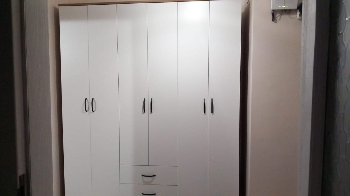 Customer photo review of Rani BA113 Geniş Gardırop Elbise Dolabı 6 Kapaklı 2 Çekmeceli 5 Raflı 3 Askılı Sepet Ceviz - Beyaz