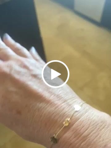 Customer video review of 14K Solid Gold Paw Print Bracelet