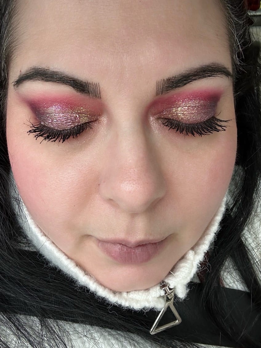 Customer photo review of Skullz & Roses Metallic Multichrome Eyeshadow Palette