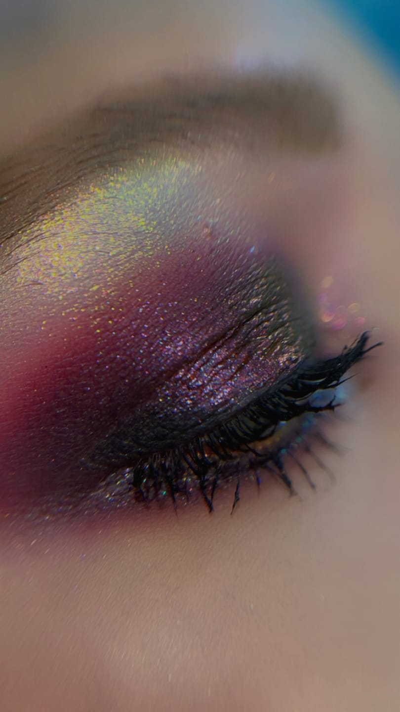 Customer photo review of Skullz & Roses Metallic Multichrome Eyeshadow Palette