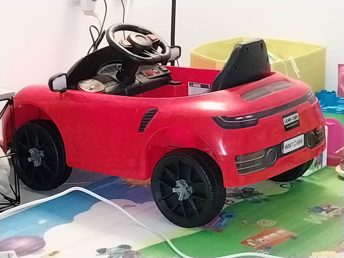 Customer photo review of Carro Elétrico para Criança FUNDRIVE 12v Vermelho c/ RODAS DE PLÁSTICO & ASSENTO EM PLÁSTICO