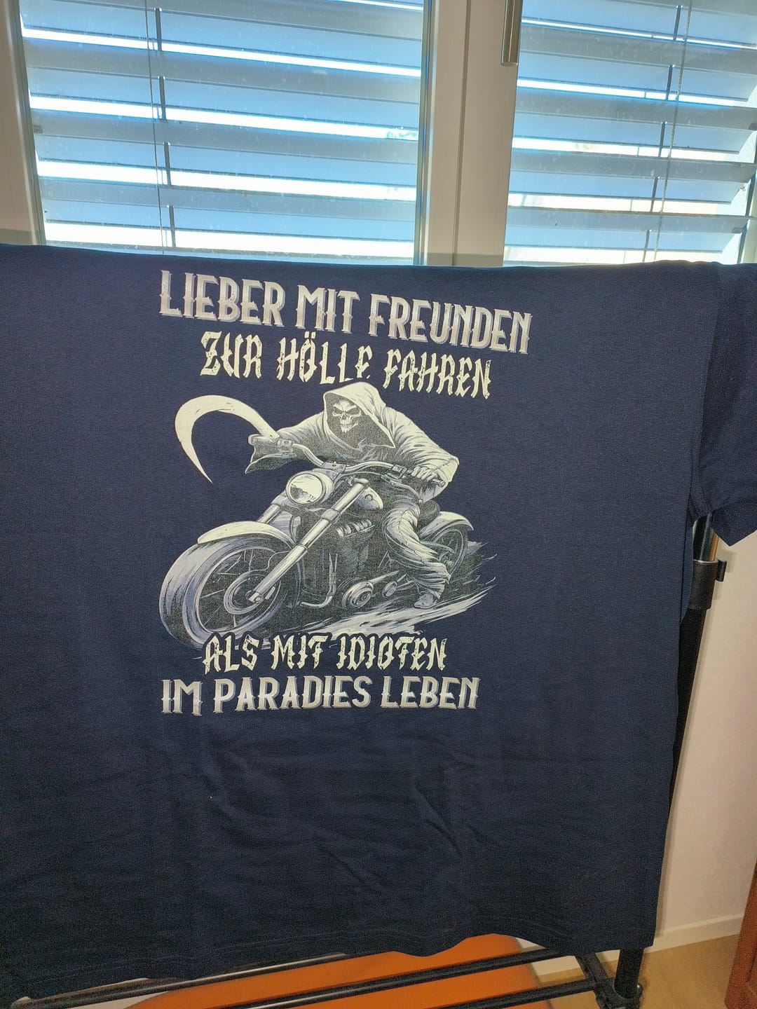 Customer photo review of Lieber mit Freunden zur Hölle fahren, als mit Idioten im Paradies leben  - Herren Premiumshirt