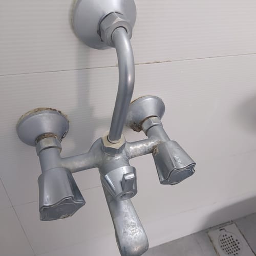 Customer photo review of Limescale Remover / Descaler - Eco-friendly - for Taps, Hard Water Stains, Showers, Faucets & Bathroom Tiles - 500ml